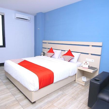 Oyo 592 Budget Hotel By The Harbour 巴东 外观 照片