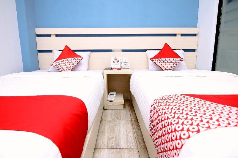 Oyo 592 Budget Hotel By The Harbour 巴东 外观 照片