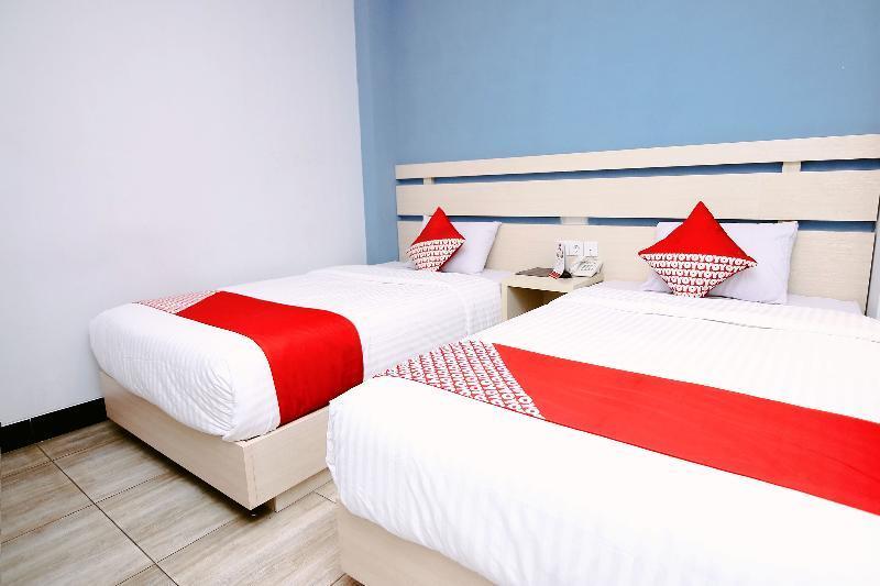 Oyo 592 Budget Hotel By The Harbour 巴东 外观 照片