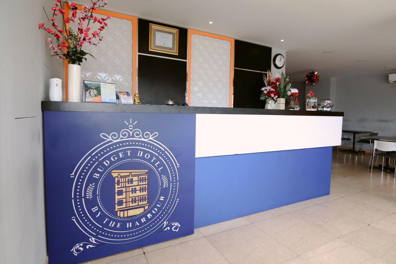 Oyo 592 Budget Hotel By The Harbour 巴东 外观 照片