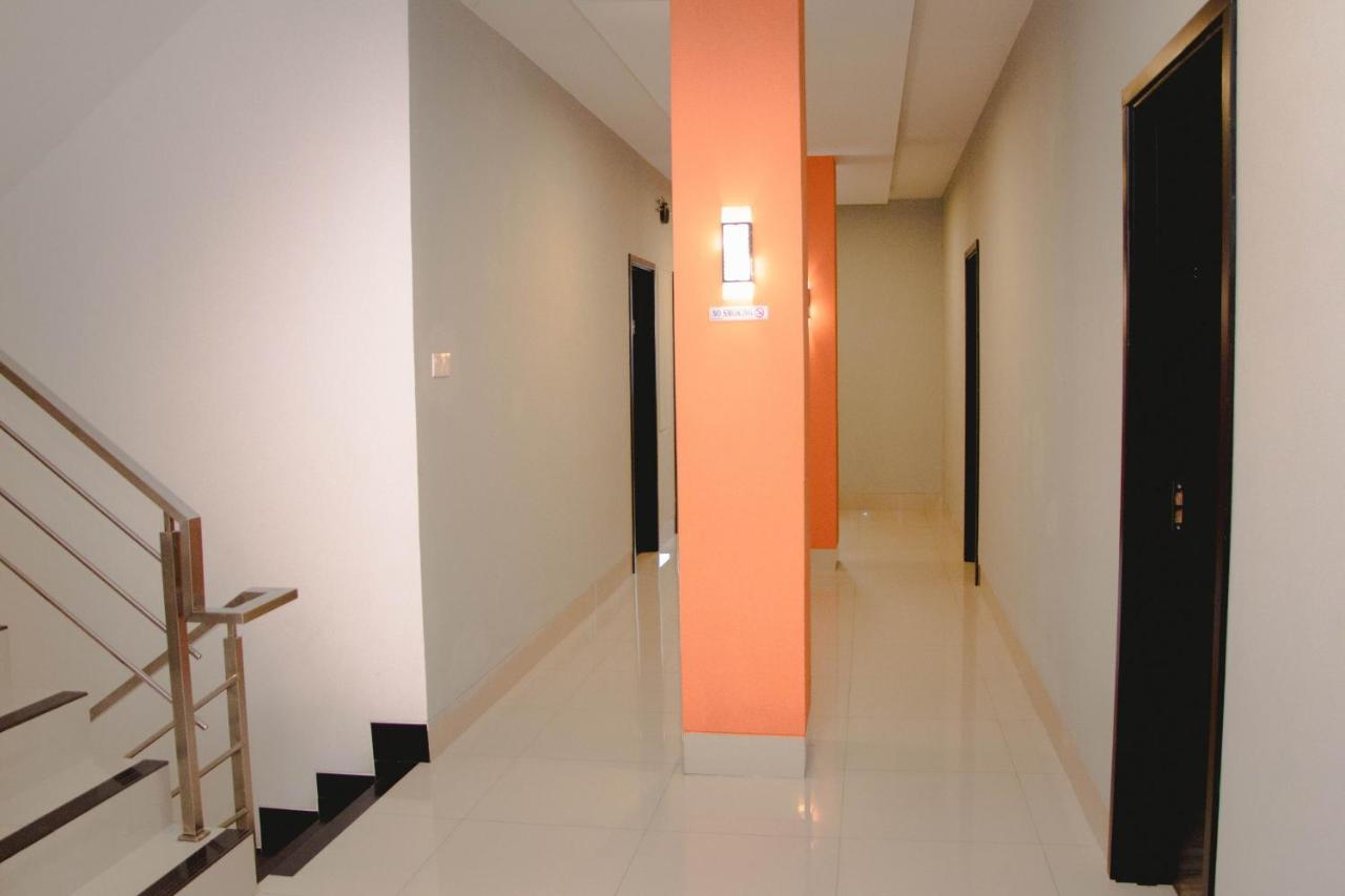 Oyo 592 Budget Hotel By The Harbour 巴东 外观 照片