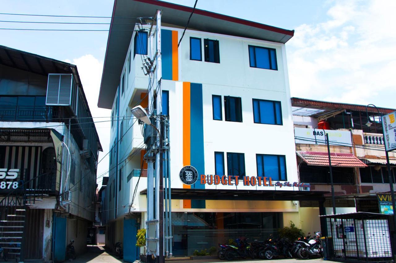 Oyo 592 Budget Hotel By The Harbour 巴东 外观 照片