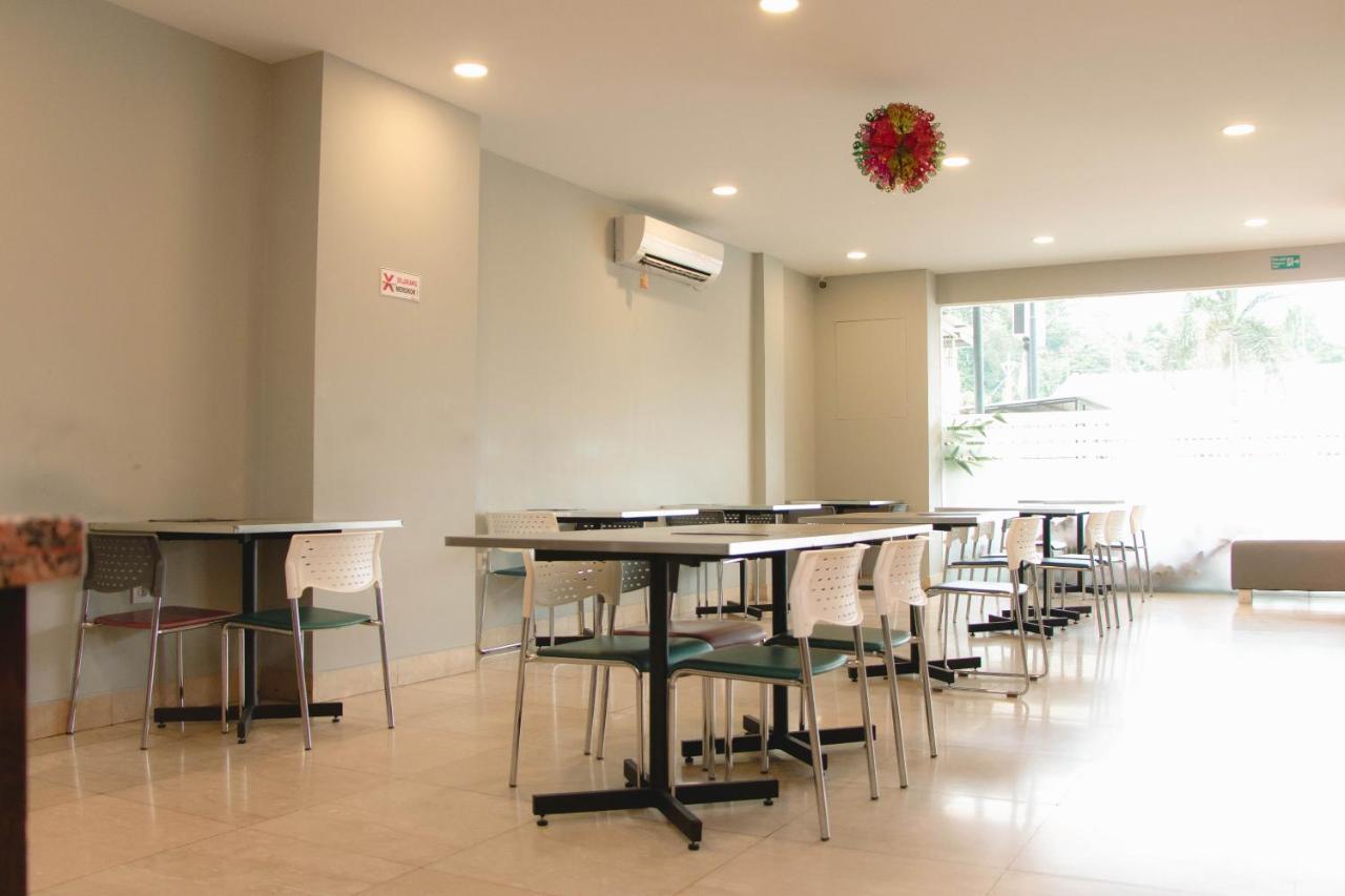 Oyo 592 Budget Hotel By The Harbour 巴东 外观 照片