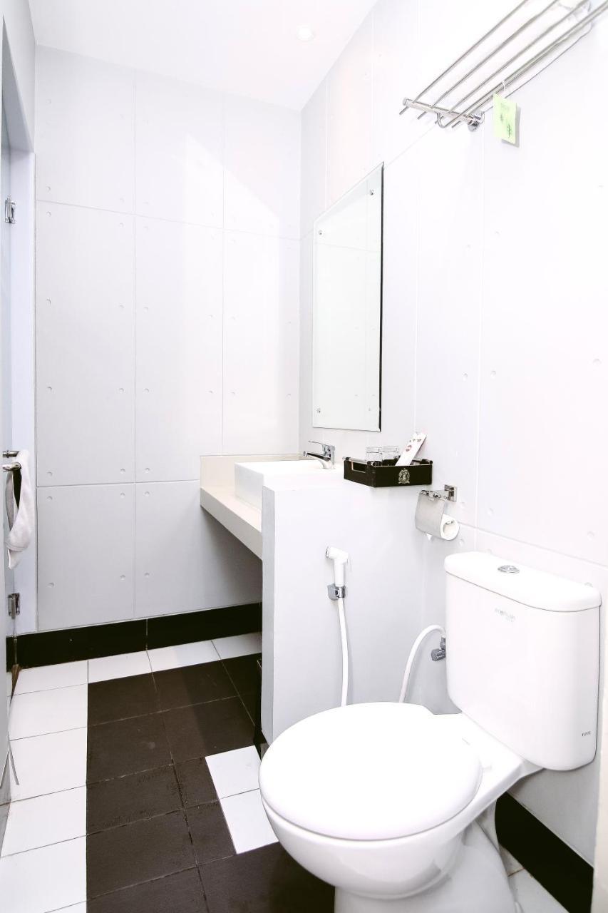 Oyo 592 Budget Hotel By The Harbour 巴东 外观 照片