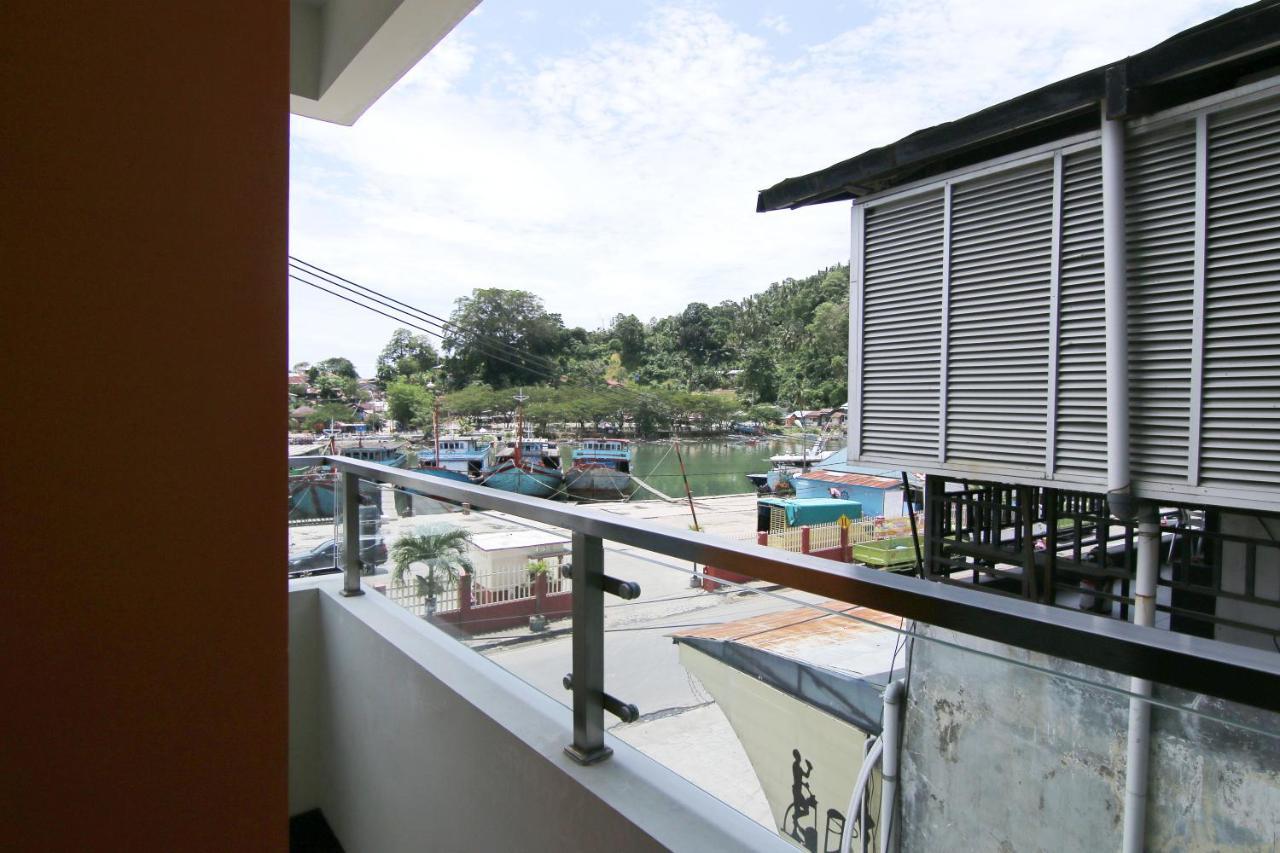 Oyo 592 Budget Hotel By The Harbour 巴东 外观 照片