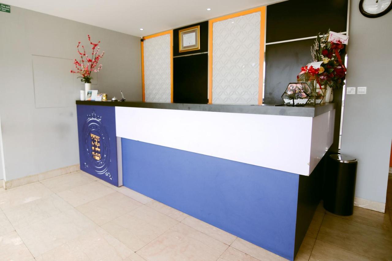 Oyo 592 Budget Hotel By The Harbour 巴东 外观 照片