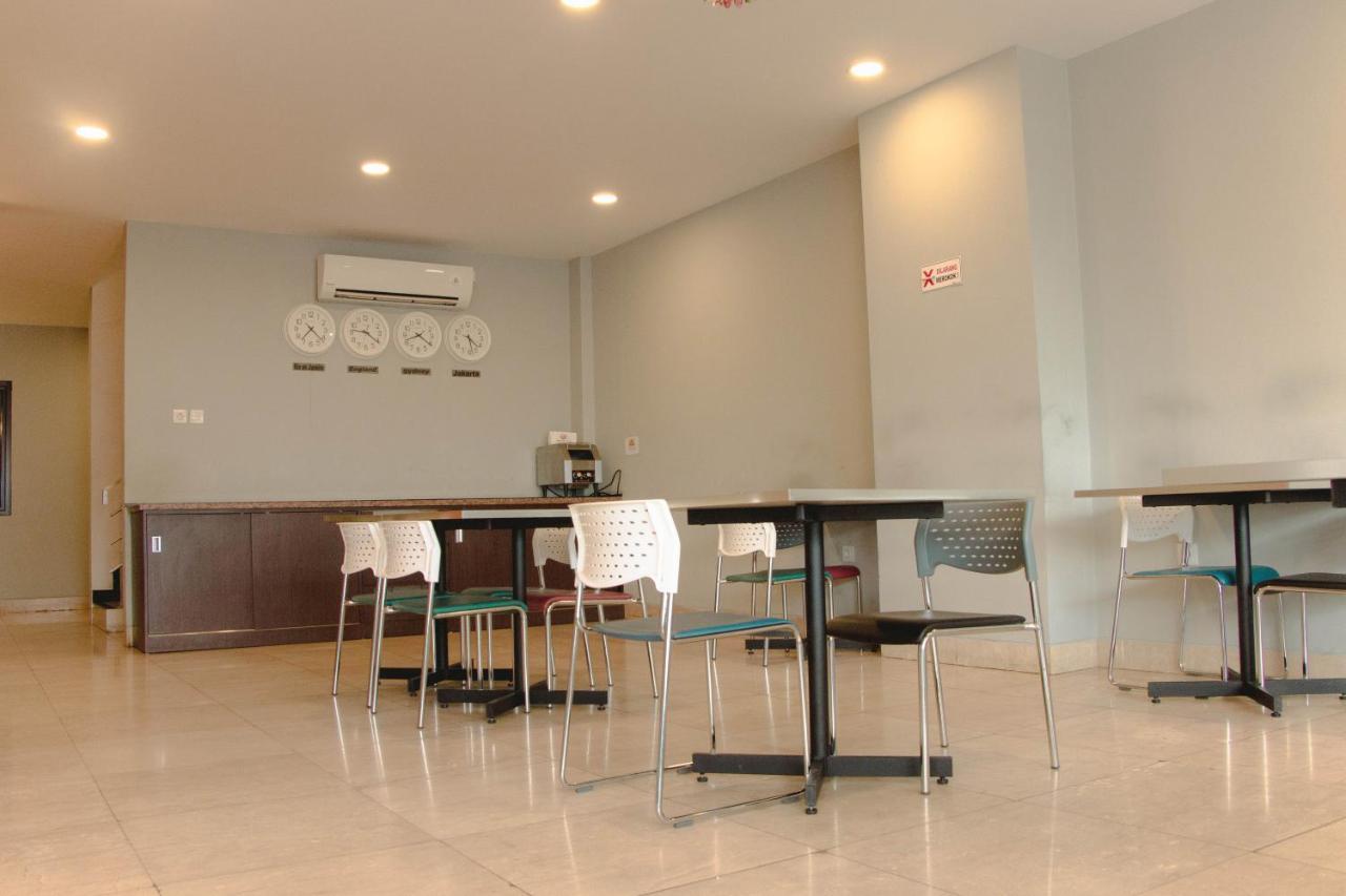 Oyo 592 Budget Hotel By The Harbour 巴东 外观 照片