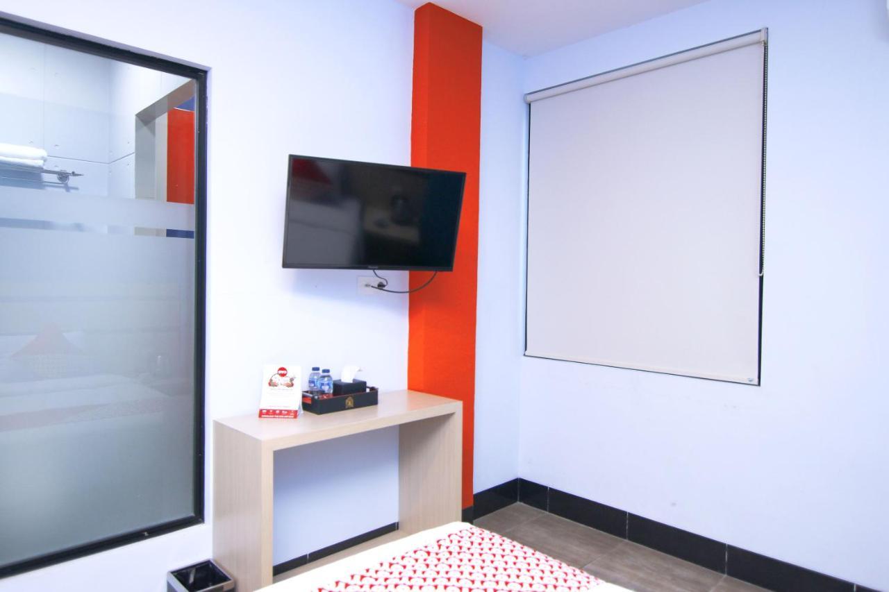 Oyo 592 Budget Hotel By The Harbour 巴东 外观 照片