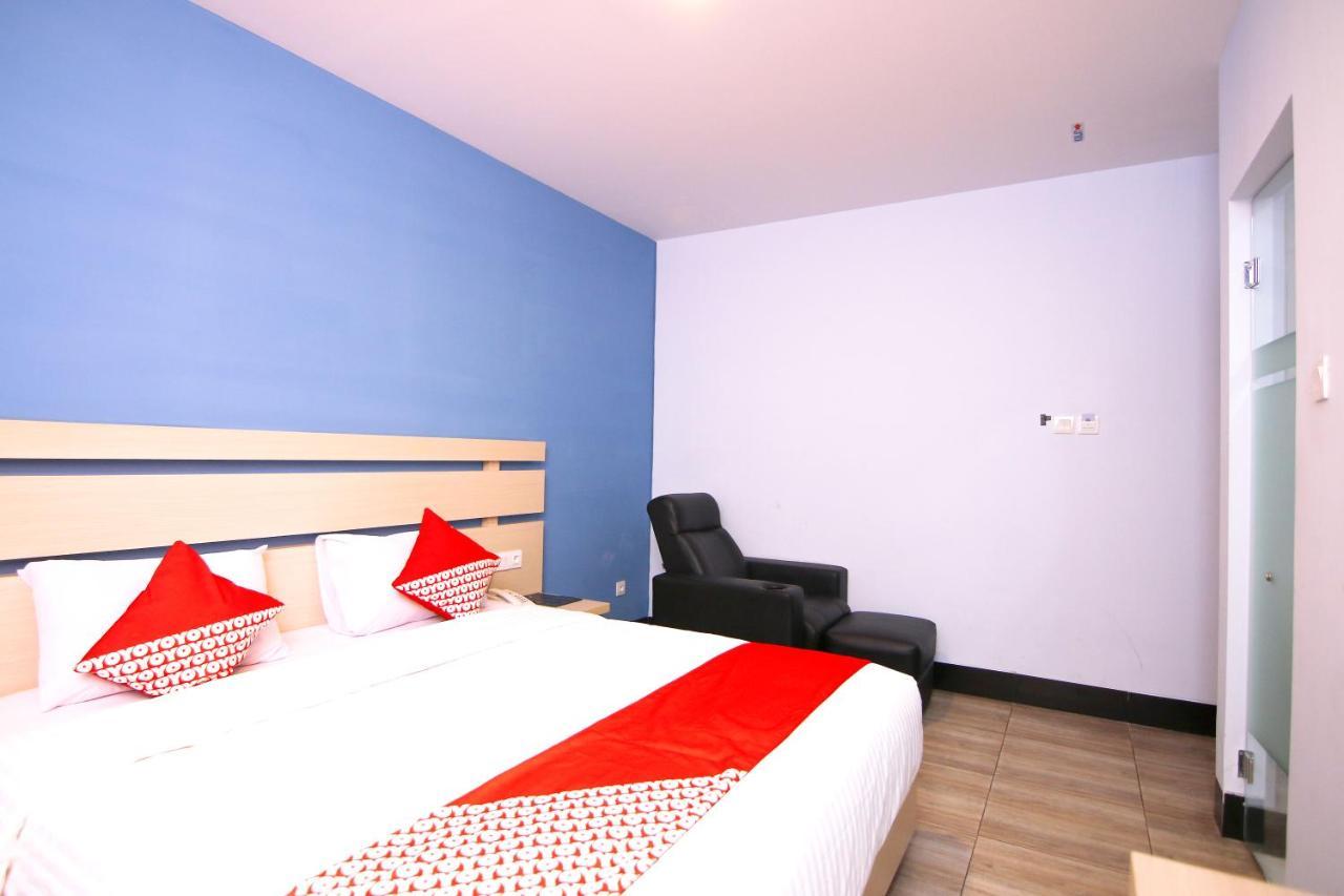Oyo 592 Budget Hotel By The Harbour 巴东 外观 照片