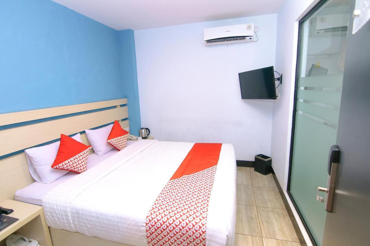 Oyo 592 Budget Hotel By The Harbour 巴东 外观 照片