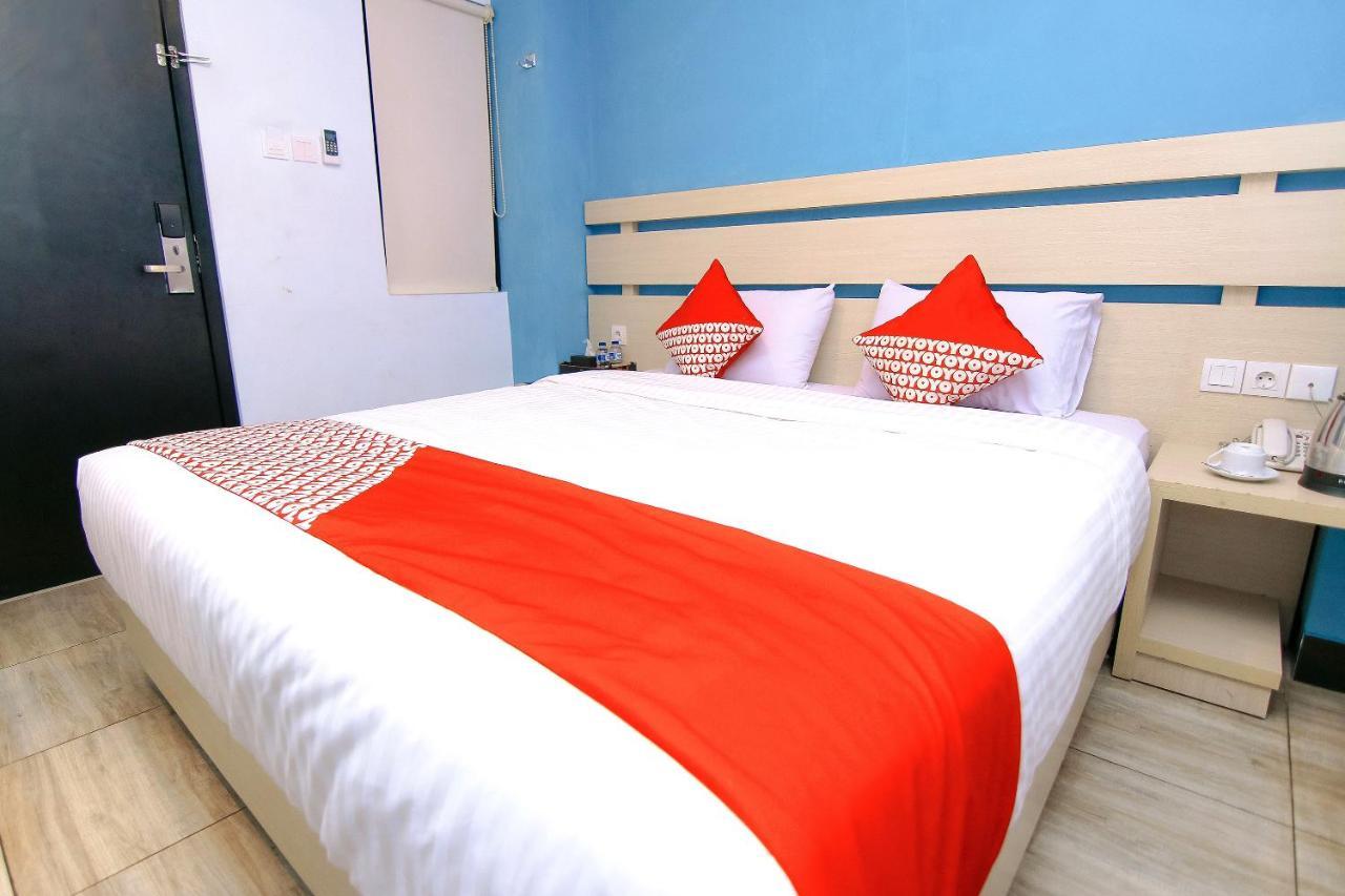 Oyo 592 Budget Hotel By The Harbour 巴东 外观 照片