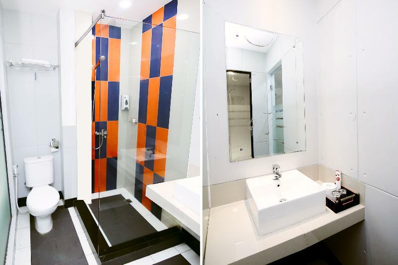 Oyo 592 Budget Hotel By The Harbour 巴东 外观 照片